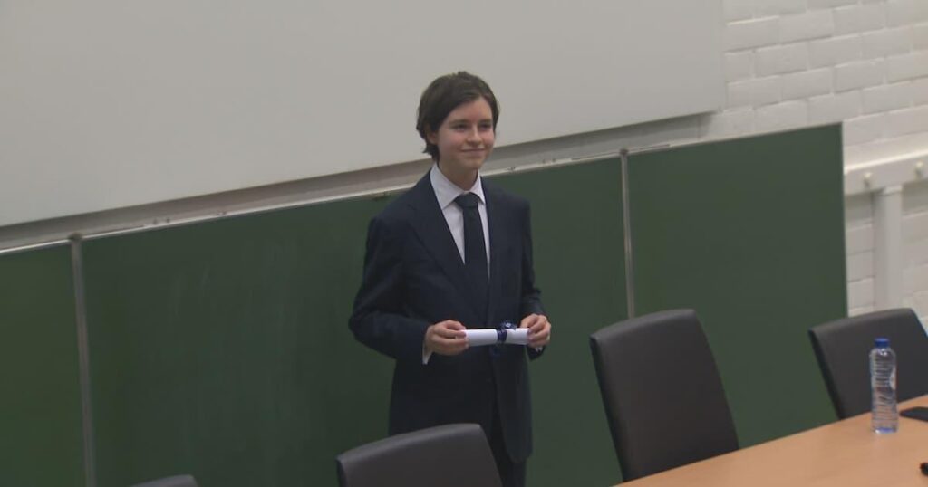 15歳のローラン君は正式に量子物理学の博士となった：「今は『超人』を創造するという目標に取り組み続けている」