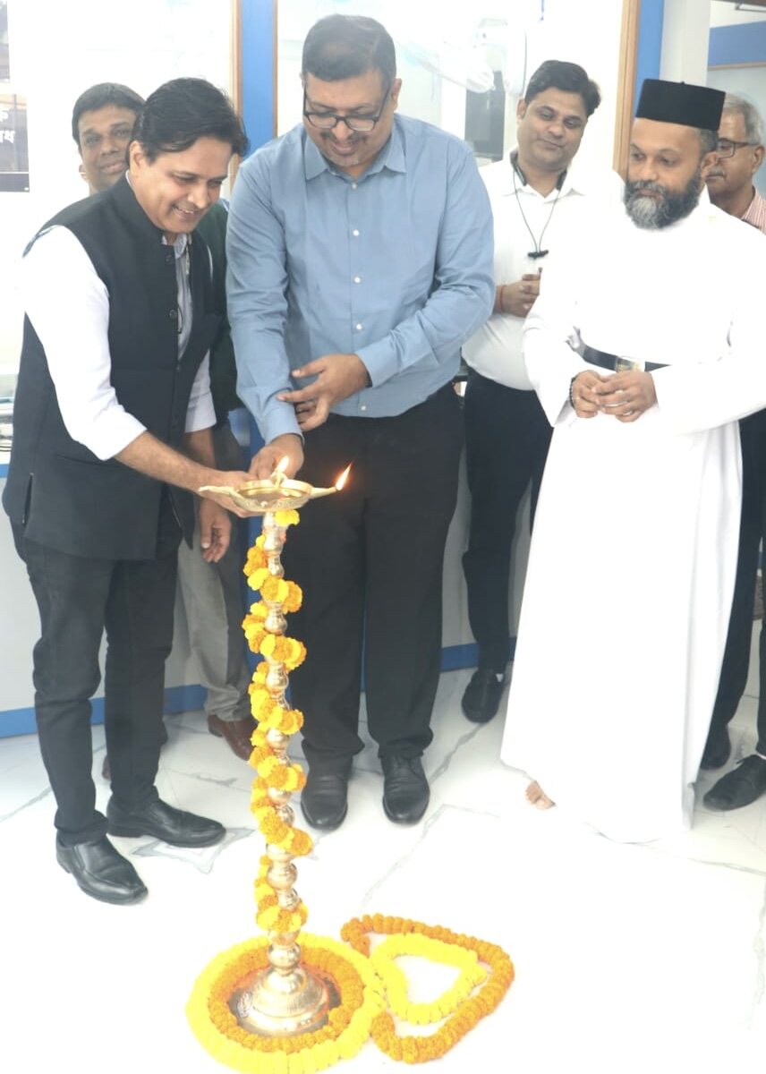 バラサットにあるMuthoot Eximのゴールドセンターの落成式