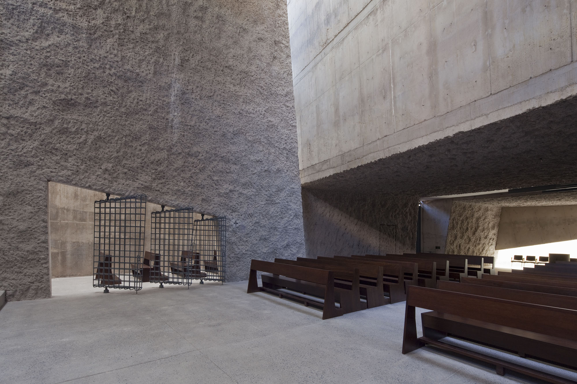 〈ラス・チュンベラス聖贖罪者教会・コミュニティセンター(The Holy Redeemer Church and Community Centre of Las Chumberas)〉フェルナンド・メニス(Fernando Menis)