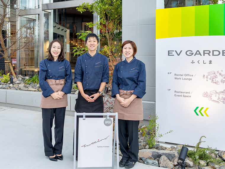 「明るく開放的な空間で、食事や会話を楽しんでほしいです」と店長の小野さん（中央）