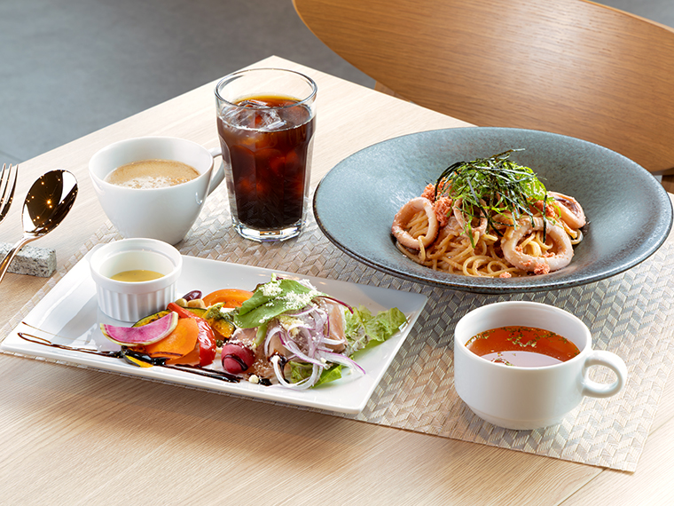 「真イカと大葉のたらこバターパスタ」（1,780円）。ランチメニューは季節のパスタやピザなどのメイン料理に、スープとサラダが付く。セットドリンクバーはプラス400円（単品500円）