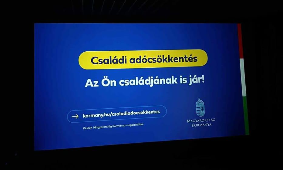カンポナ映画館で子供向け映画の前に政府のプロパガンダが上映された