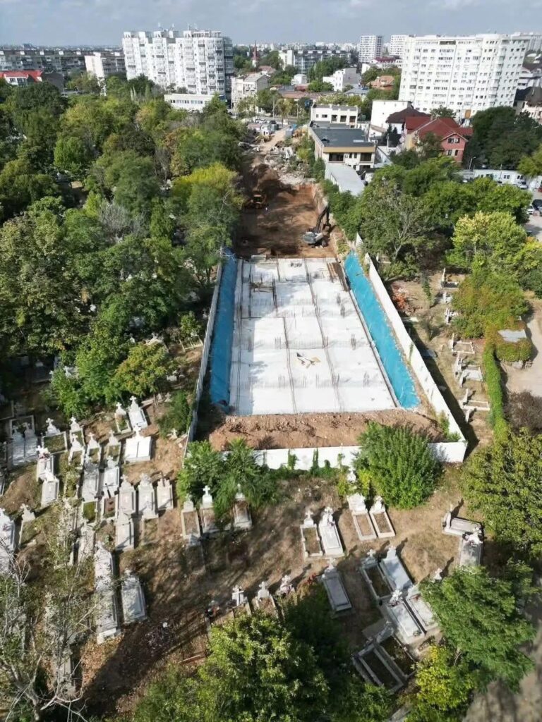 バルシ氏はベル墓地の墓の間に11階建ての建物を建設する許可を与えた。やった、やった。