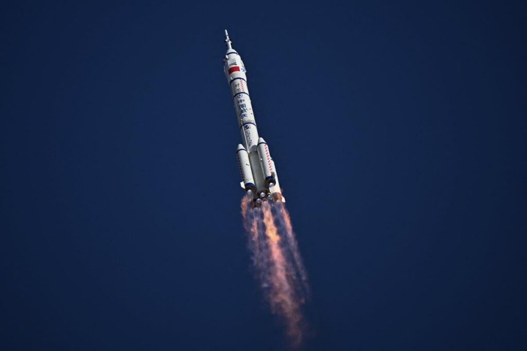 帰還カプセルが軌道上の物体に衝突され、宇宙飛行士たちが宇宙に取り残される