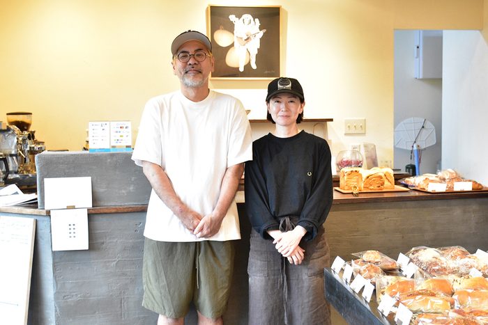 店主の大城工さん（右）と妻の杏奈さん