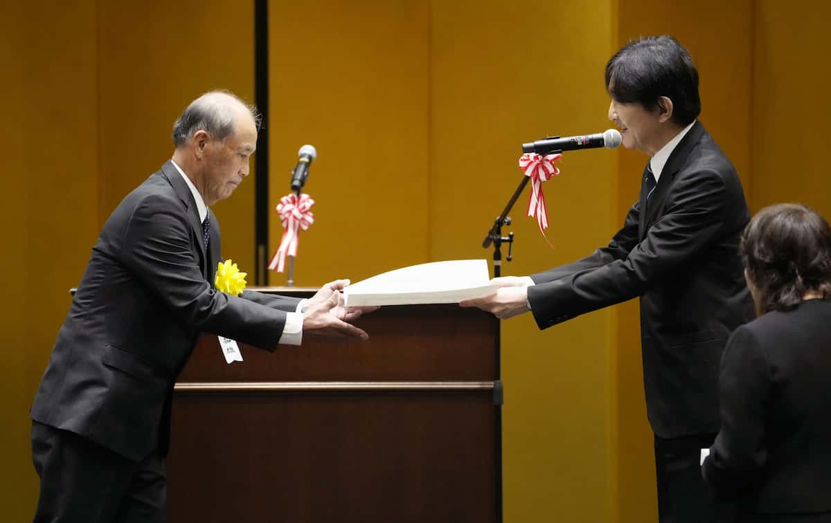 農事功績者表彰式で賞状を手渡される秋篠宮さま＝12日、東京都港区