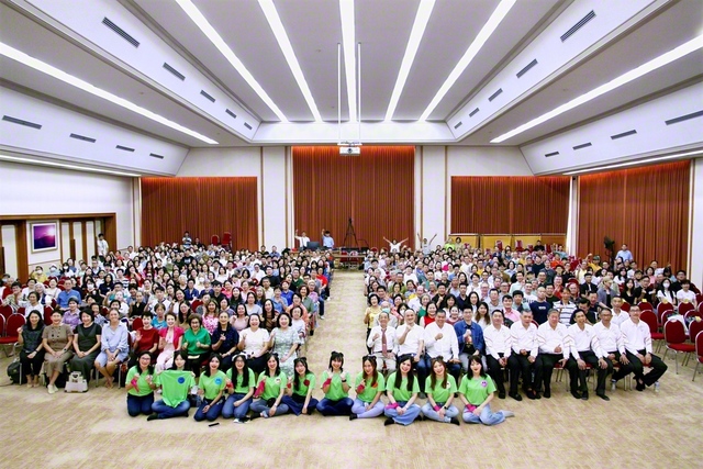 拡大の息吹にあふれるインドネシアの友（2日、インドネシア本部で）