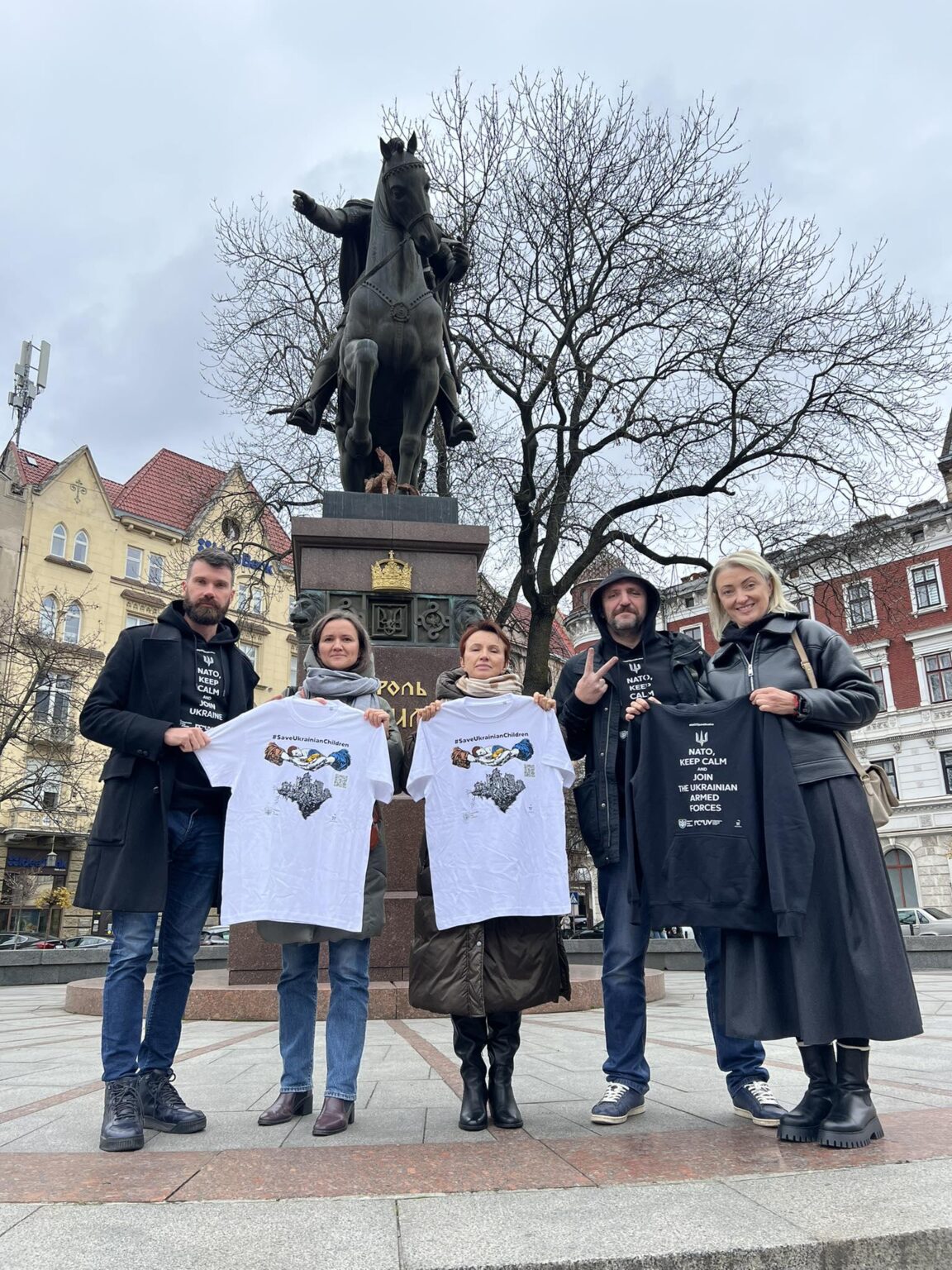 リヴィウは、ヴィリニュス出身のマリアナ・セメンヤクとローマ出身の彼女の母親レシャを迎え、ウクライナ地域軍の会合を主催した。彼らは #SaveUkrainianChildren と #NATOjoinUkraine に参加し、児童の保護、ロシアへの抵抗、そして世界的なウクライナの統一について話し合いました。