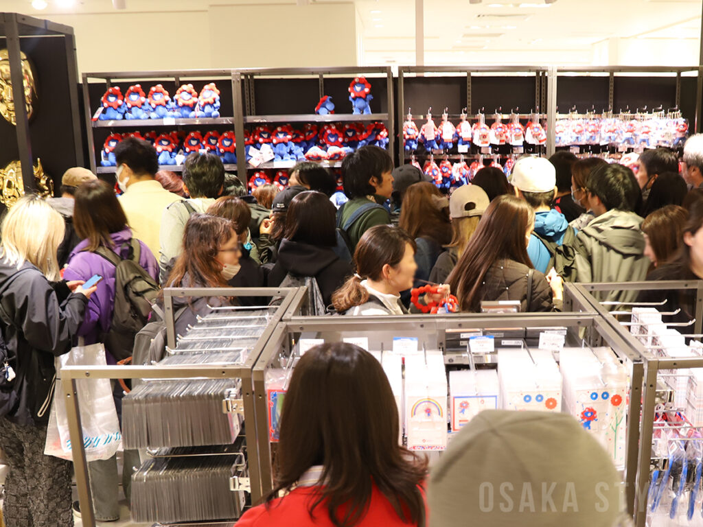 【動画】「大阪・関西万博オフィシャルストア 大丸梅田店」が盛況　開店前に1000人が列 – OSAKA STYLE