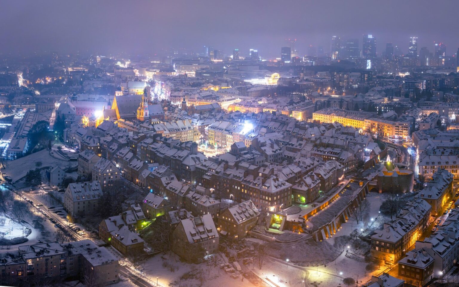 雪の下のワルシャワの旧市街 2025