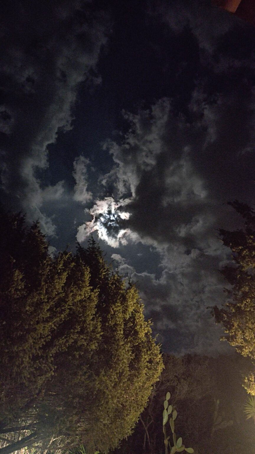 この満月の写真はヨーロッパっぽいですね