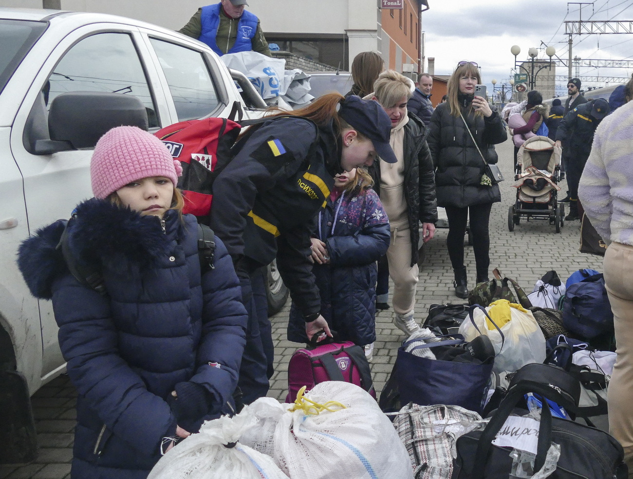 ウクライナ西部・ザカルパッチャ州に向かうウクライナの避難民たち
