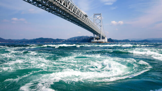 【期間限定!冬の渦潮を楽しむ こたつクルーズ】カイロやホットスープのプレゼントも|兵庫県・淡路島 | TABIZINE~人生に旅心を~ 【期間限定!冬の渦潮を楽しむ こたつクルーズ】カイロやホットスープのプレゼントも|兵庫県・淡路島 | TABIZINE~人生に旅心を~