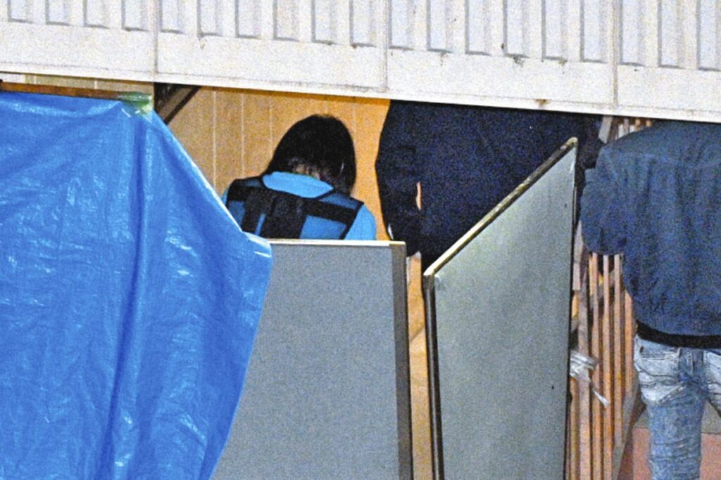 現場検証に立ち会った安福久美子容疑者（左）＝1日午後5時34分、名古屋市西区稲生町5で
