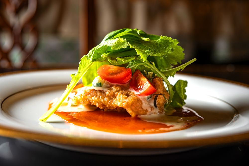 四品目は北浦町の地蛸と北方町の葡萄を使った‟海（蛸）と山（葡萄）の出会いもの（「和食 勇魚」富山シェフ作）“。海と山の繋ぎには大地から大根が使われている。これには‟天の刻クラフト芋レモングラスインフュージョン（「佐藤焼酎製造場」）”を「カサブランカシルク」風にアレンジした‟アジアンハイボール“があわせられた