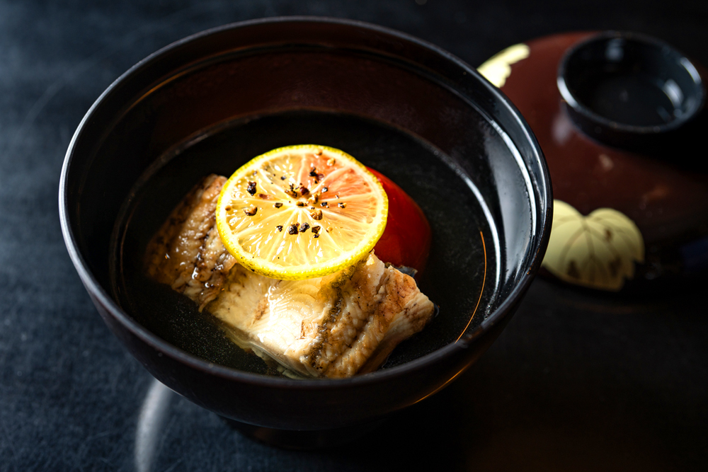 二品目は、北川淡水鰻と「千徳酒造」の仕込み水を使った‟北川淡水鰻とトマトのあけぼの煮（「和食 勇魚」富山シェフ作）”。延岡市北部の静かな山あいにある上流地域で育った鰻は雑味がなく、非常に品のよい逸品であった。ペアリングには、‟天の刻クラフト米ソーダ割（「佐藤焼酎製造場」）“が合わせられた