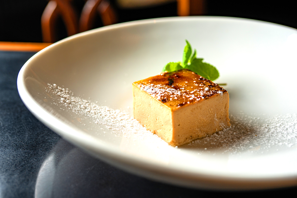 六品目は、デザートの‟幻のフルーツ ポポーのクレームブリュレ（「パスタ＆カフェ コッコロ」藤本シェフ作）“である。‟森のカスタードクリーム”とも称され、濃厚でクリーミーな味わいを持つポポーは北方町産。自然な甘味に癒される、美味しい一品であった。本品には延岡緑茶が合わせて提供された