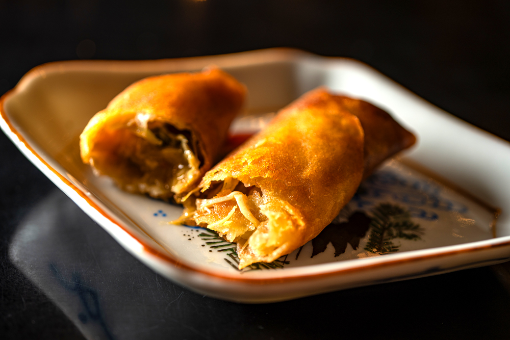 コースの一品目は、上三輪町で水揚げされた山太郎ガニを使った“山太郎ガニときのこの春巻（「中国酒菜 杉山」杉山シェフ作）”。蟹の身をひとつひとつ丁寧にばらし、たっぷりの味噌と共に提供され、贅沢な一品だった。ペアリングドリンクには‟零度のめざめ（「千徳酒造」）“が提供された