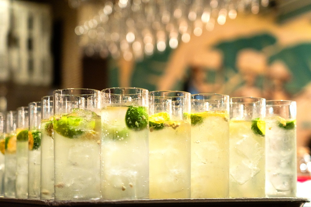 WELCOME DRINKも同じく、青山で展開中のPOPUPレストラン‟お魚 のべおカフェ“の人気メニューから‟香酢ソーダ“が登場した。延岡でのみ採れ、幻の柑橘と呼ばれる‟くまの香酢”を使ったカクテルは、グラスを口に近づけるだけで控えめながらさわやかな香りが立ち、優しい酸味が食前酒として秀逸な一杯であった