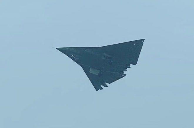 【野望炸裂】中国の6世代戦闘機「J-36」、排気ノズル＆吸気口を大改修！ステルス性能と機動性を両立か