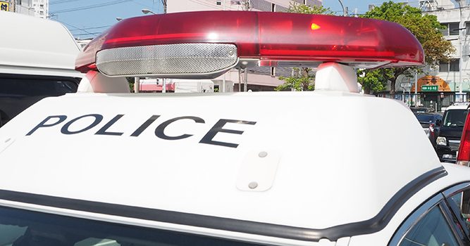 アーケードの屋根に無断で登る　建造物侵入の容疑で女を逮捕　沖縄署