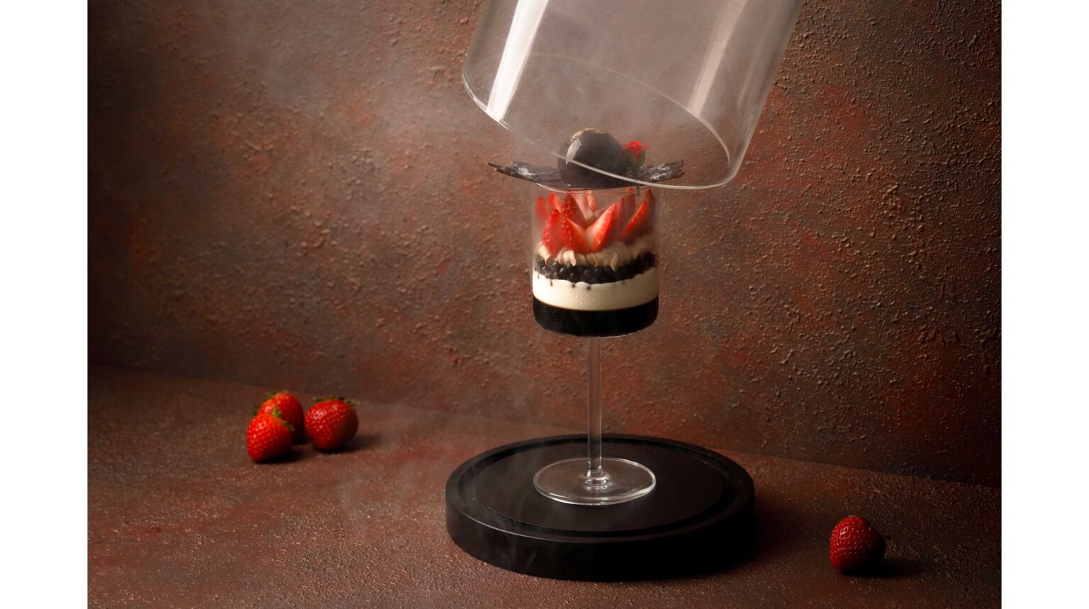 【南紀白浜マリオットホテル】和歌山の恵みが香り立つ大人パフェ「まりひめのティラミスパフェ スモークエッセンス」を発売 | 南紀白浜マリオットホテル