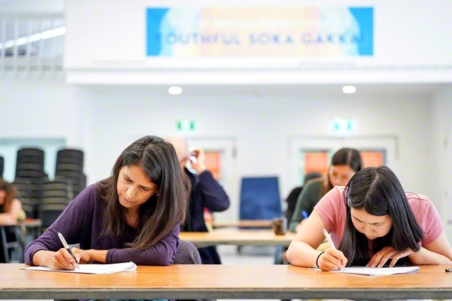 ニュージーランドSGIでは、「グレード3」の教学試験を実施した（同日、ニュージーランド文化会館で）