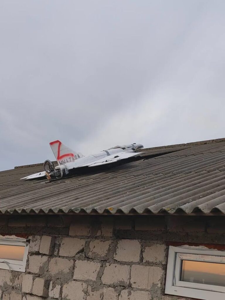 ロシアの無人機がモルドバの家の屋根に落下した。