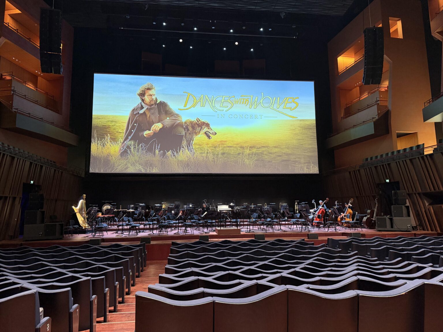 フィルハーモニーでのダンス・ウィズ・ウルブズ