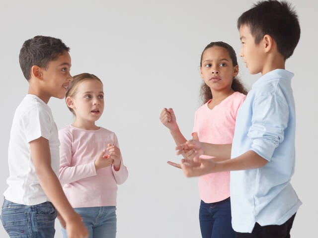「子ども同士のけんか、すぐ止めるのはNG？」トラブルを“学びのチャンス”に変えるフランス流「見守る子育て」 - with class -講談社公式