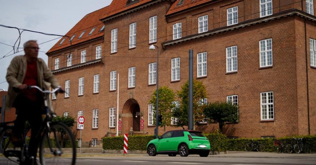 12歳の少女に火傷を負わせ、サンルームでオーラルセックスを強要しようとした - 現在、3人の16歳が有罪判決を受けた