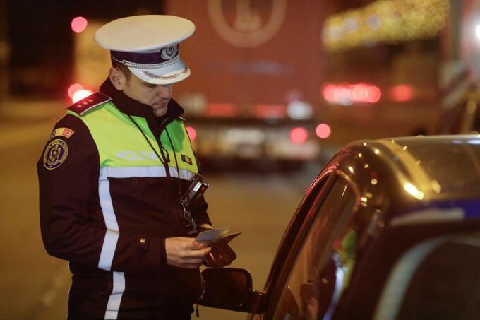 デジタル道路革命: ドライバーと車の書類を電話から提示できるようになります。軽微な事故はオンラインで申告可能、修理許可も同様に発行／法定速度超過が判明した場合は車の所有者が違反者であると推定される