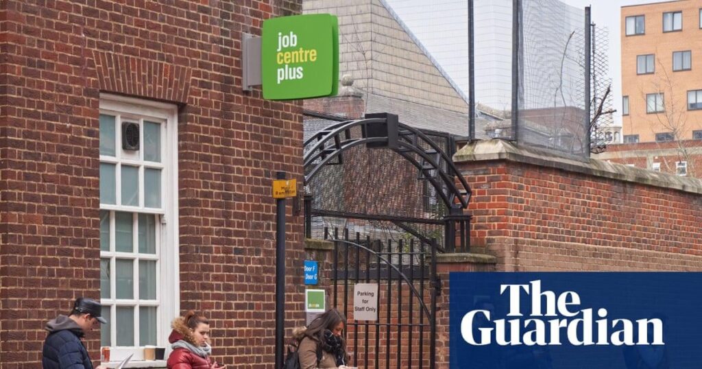 労働党が政権を握って以来英国で削減された雇用の半分は25歳未満だ