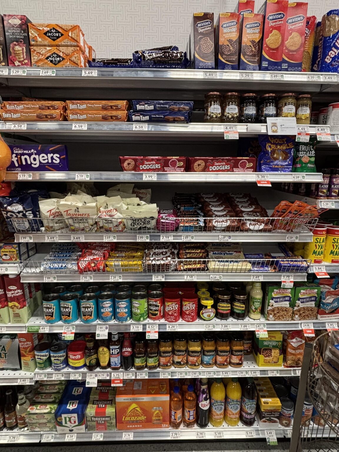 ここアメリカ人よ、地元の食料品店でイギリス人コーナーを見たら興奮するかもしれないと思ったのよ