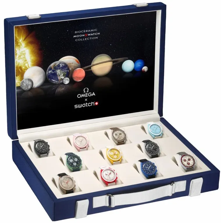 オメガとスウォッチのコラボレーションによる、宇宙をテーマにした腕時計のコレクションが展示されたケース。