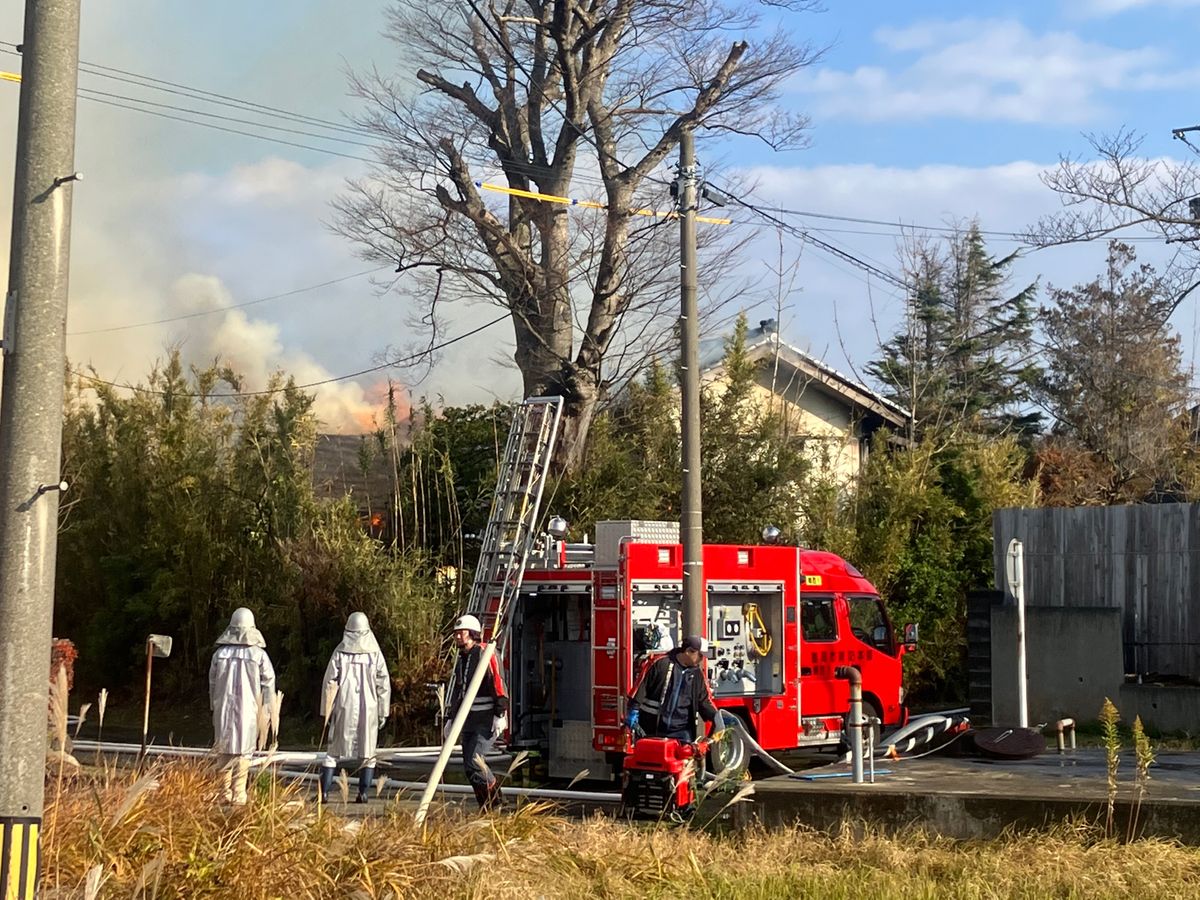 「1階部分から火」住宅から出火し消火活動続く　出火当時家は無人か　けが人なし　山形・三川町