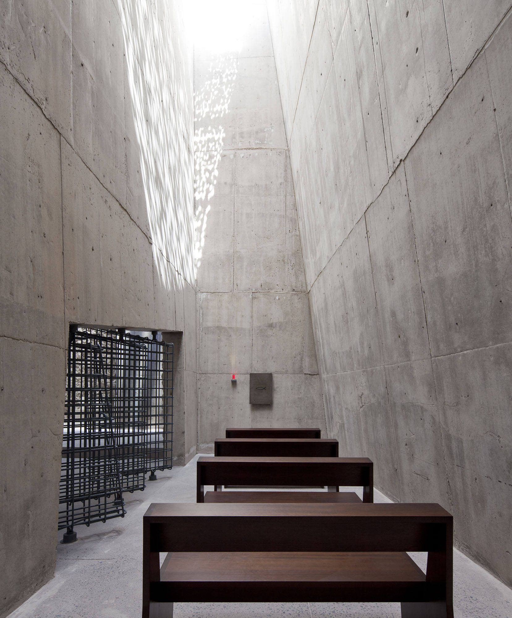 〈ラス・チュンベラス聖贖罪者教会・コミュニティセンター(The Holy Redeemer Church and Community Centre of Las Chumberas)〉フェルナンド・メニス(Fernando Menis)