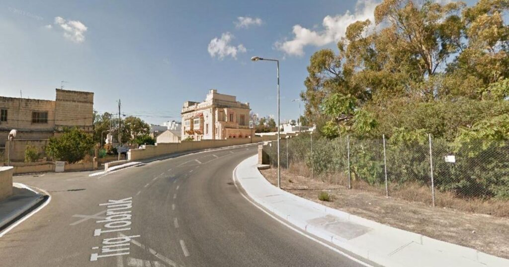 ペンブロークの住宅地で子供たちをスピード違反した10代の運転手は無免許