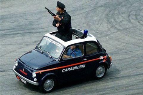 イタリアのカラビニエリと非常に特別な車、1967 Fiat 500