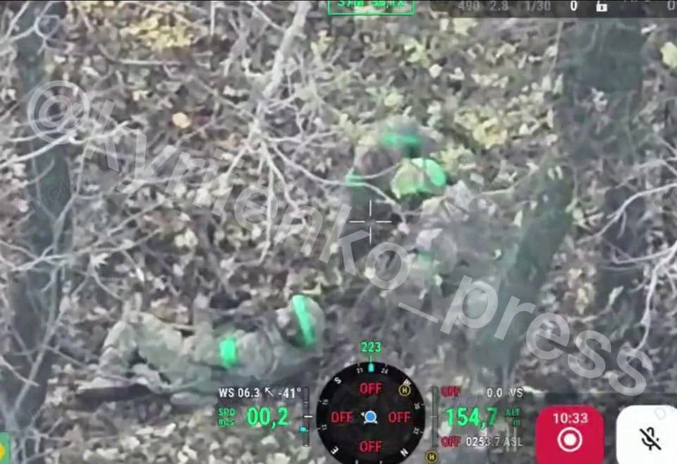 AFUが公開した、ウクライナカラー（緑色のテープ）を着てポクロフスク周辺を移動していたロシア兵士の証拠。緑色のテープを巻いていたロシア人は殺害され、ドッグタグと死体の写真が証拠として撮影された。 2025 年 11 月