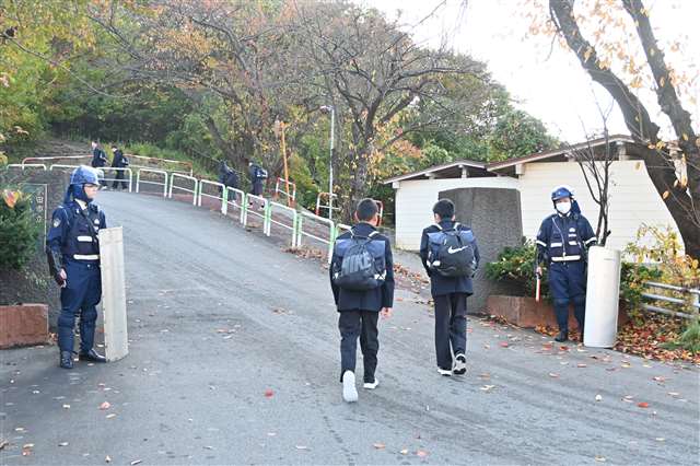 保護者の送迎、県警の見守り強化… 相次ぐクマ出没、学校関係者ら異常事態に苦慮 - 秋田魁新報電子版