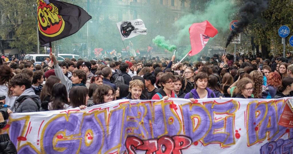 イタリアのさまざまな都市で学生たちが政府に反対して「ノー・メローニ・デー」を開催