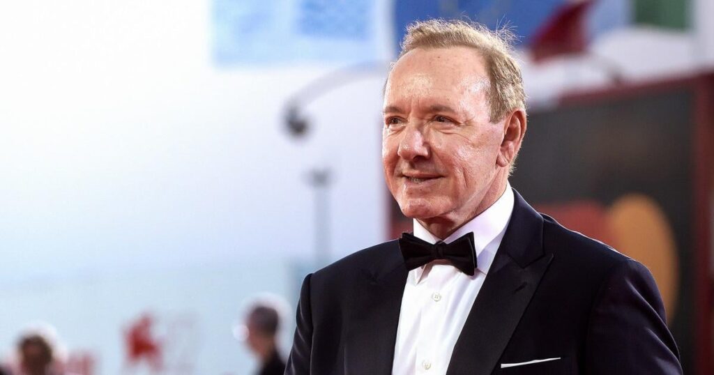 ケビン・スペイシー、「文字通り家がない」と語る、キプロスでナイトクラブ歌手として働いている