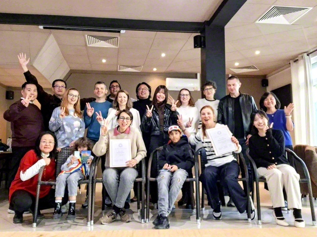 ブルガリアの集い。国立ソフィア歌劇場でオペラ歌手として活躍する男子部員が美声を響かせた（1日、ソフィア市内で）