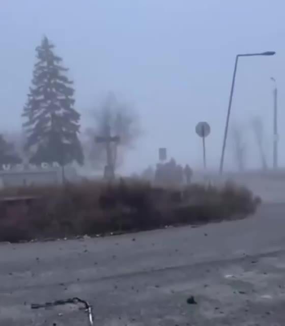 ロシアの「マッドマックス」風の車列が朝霧に覆われポクロフスク南部に入る。