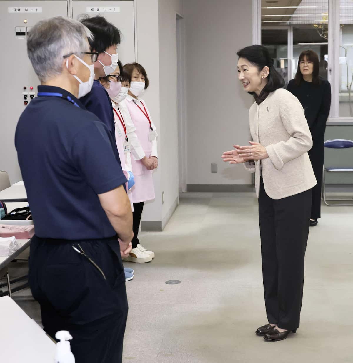 石川県七尾市を訪れ、がん検診のスタッフに声をかけられる紀子さま＝13日