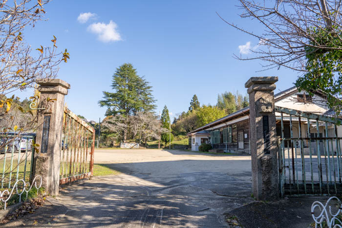 旧田山小学校校門の画像