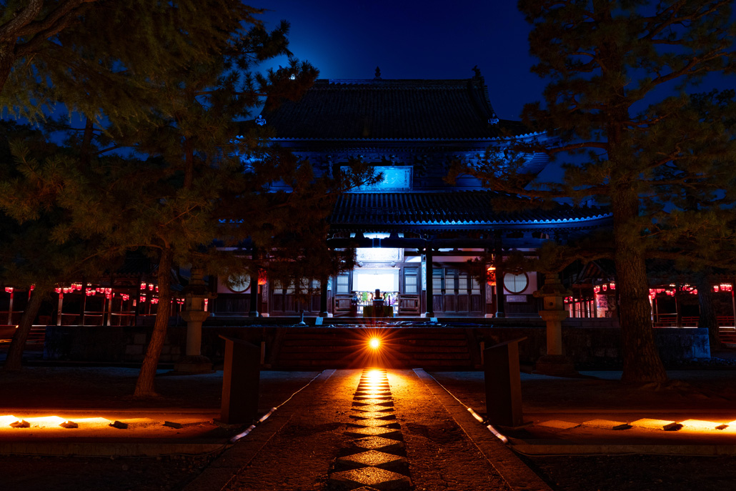 萬福寺 特別拝観＆光のアートインスタレーション開催時の「大雄宝殿」（本堂）の画像