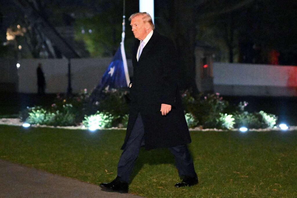 ホワイトハウスで地面に触れているように見えるアメリカ国旗の前を歩くドナルド・トランプ氏 写真: 「トランプ大統領が国旗を燃やす抗議活動参加者への厳しい処罰を求めてからわずか数カ月後、ホワイトハウスは米国国旗規定への違反を否定した」
