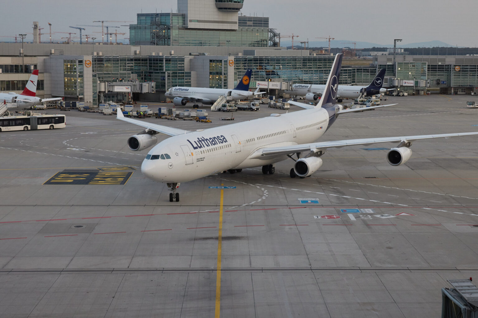 ルフトハンザドイツ航空、2機のA340-300型機を退役 2027年までに残る14機も段階的に退役へ | sky-budget スカイバジェット ルフトハンザドイツ航空、2機のA340-300型機を退役 2027年までに残る14機も段階的に退役へ | sky-budget スカイバジェット